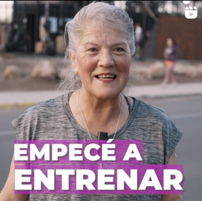 Mujer mayor sonriente con texto 'Empecé a entrenar'