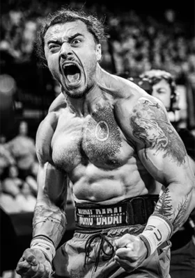 Boxeador musculoso gritando en el ring